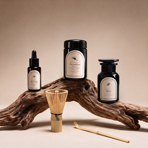 Kit du matin CHLORÈME : matcha, eau florale, pétales de bleuet, chasen et chashaku en bambou clair