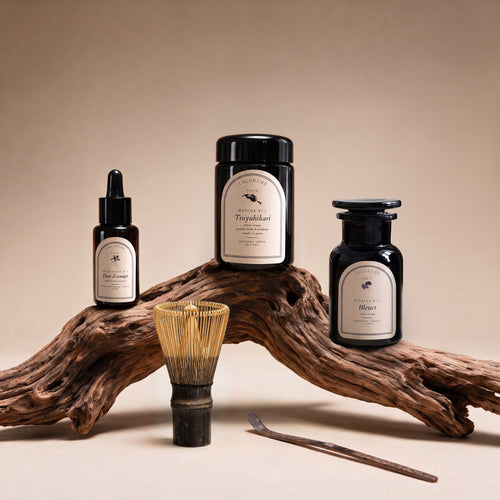Kit du matin CHLORÈME : matcha, eau florale, pétales de bleuet, chasen et chashaku en bambou sombre
